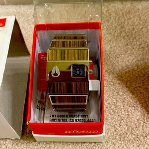 Nixon Rotolog Teak men’s watch. Model A028 in perfect condition. Still in box.